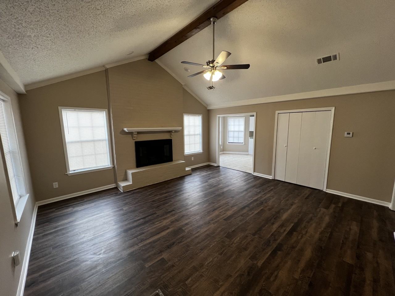 114 Rolling Oaks Dr - Photo 2 of 10
