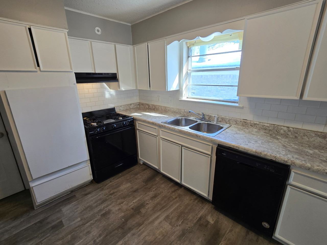 5719 Drexel Ave - Photo 4 of 11