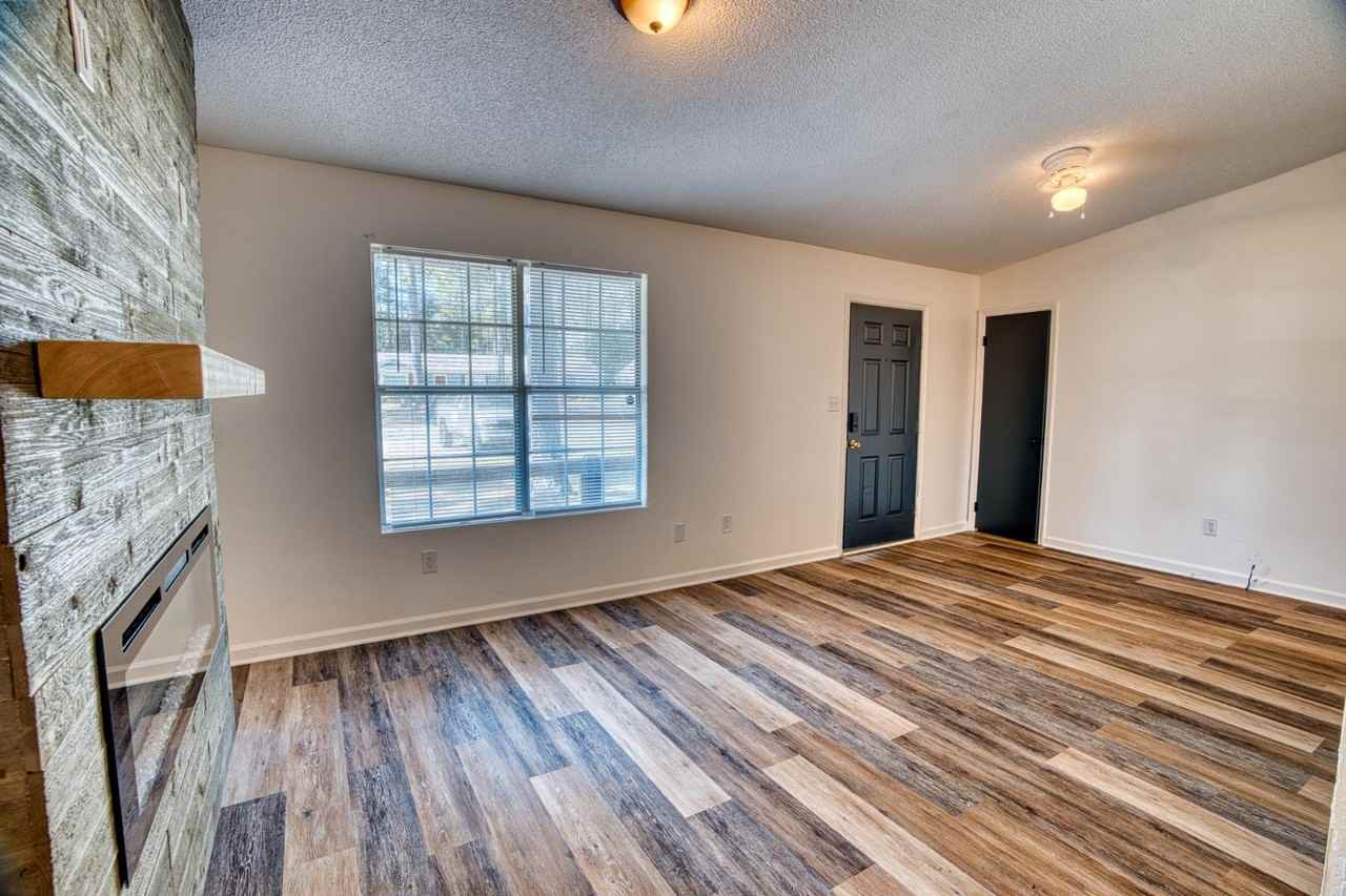 The Woodlands - Photo 7 of 10