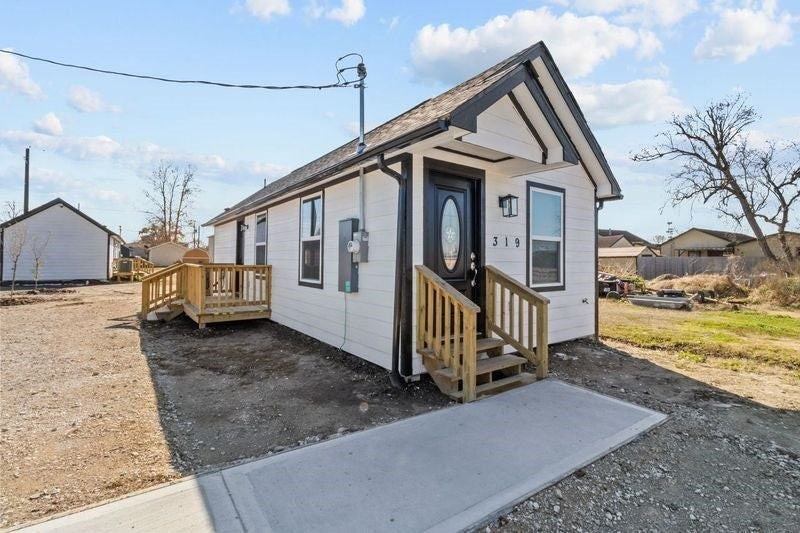 319 W Locust - Photo 2 of 12