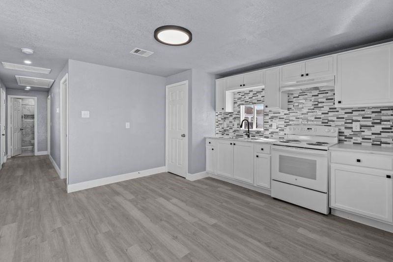 319 W Locust - Photo 3 of 12