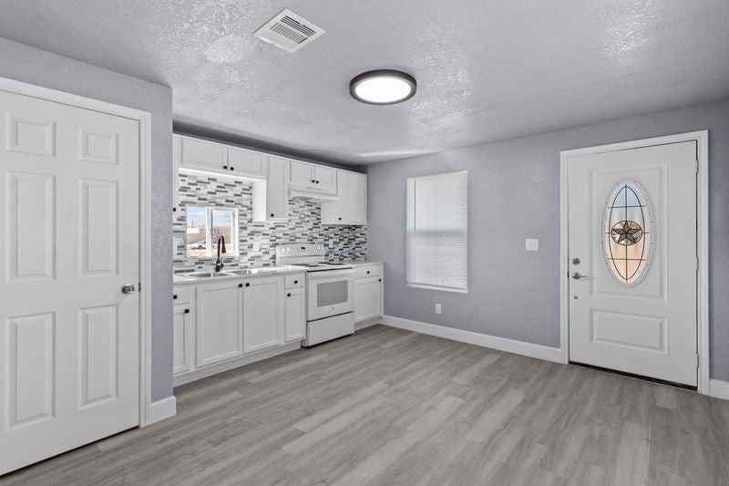 319 W Locust - Photo 4 of 12