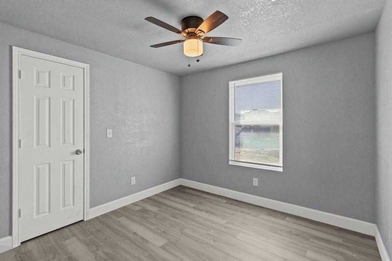 319 W Locust - Photo 6 of 12