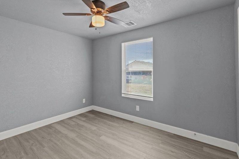 319 W Locust - Photo 7 of 12