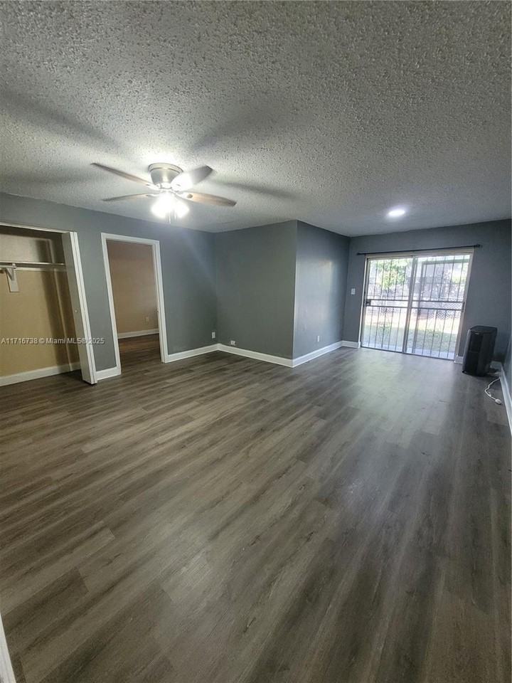 21118 Nw 39th Ave - Photo 3 of 21