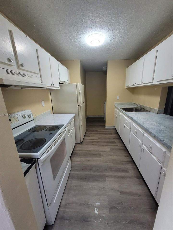 21118 Nw 39th Ave - Photo 4 of 21