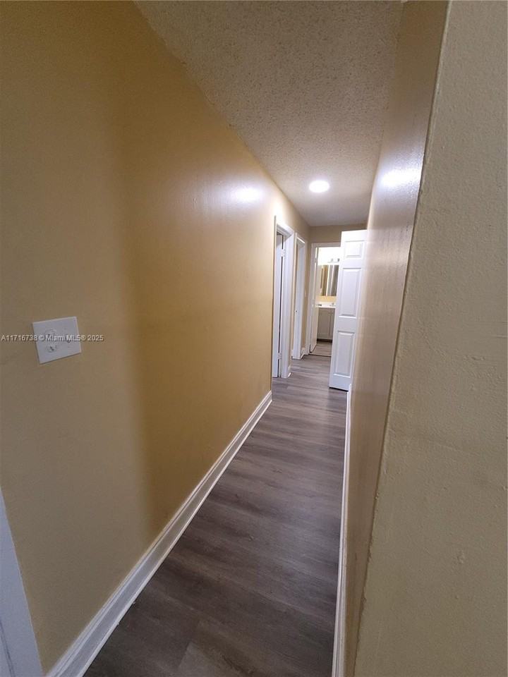 21118 Nw 39th Ave - Photo 5 of 21