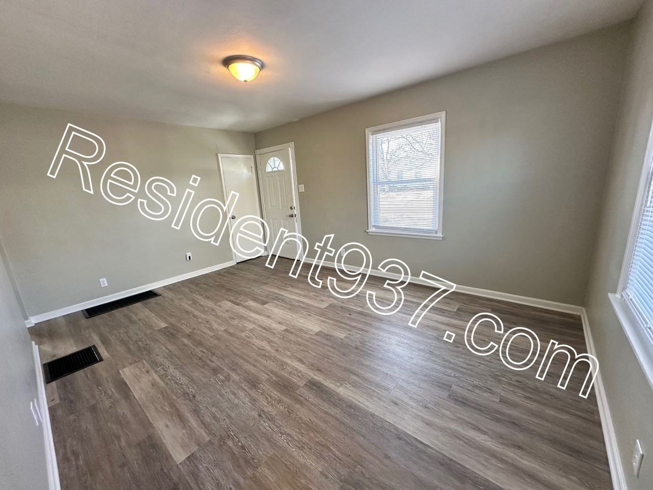 1684 Humphrey Ave - Photo 3 of 12