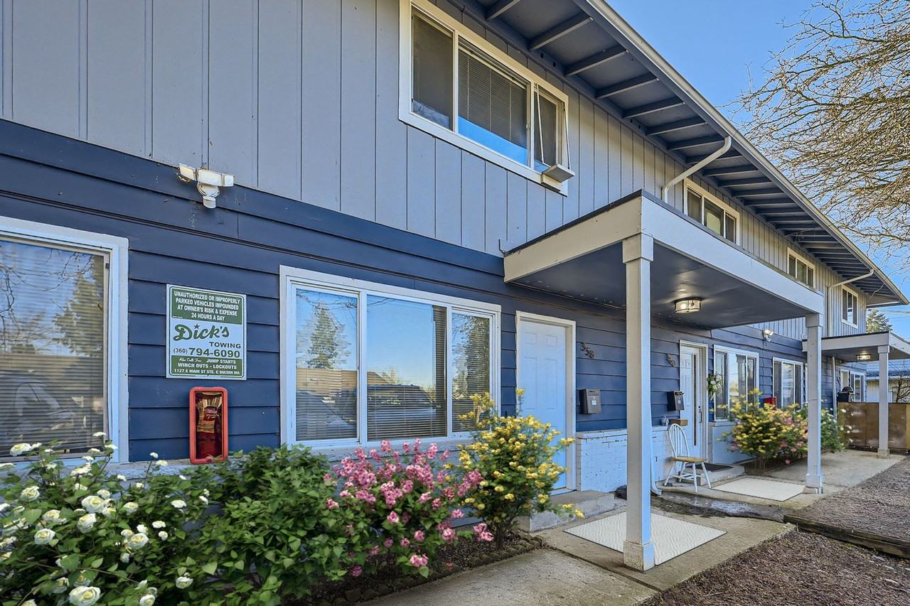 358 Elizabeth St - Photo 2 of 28