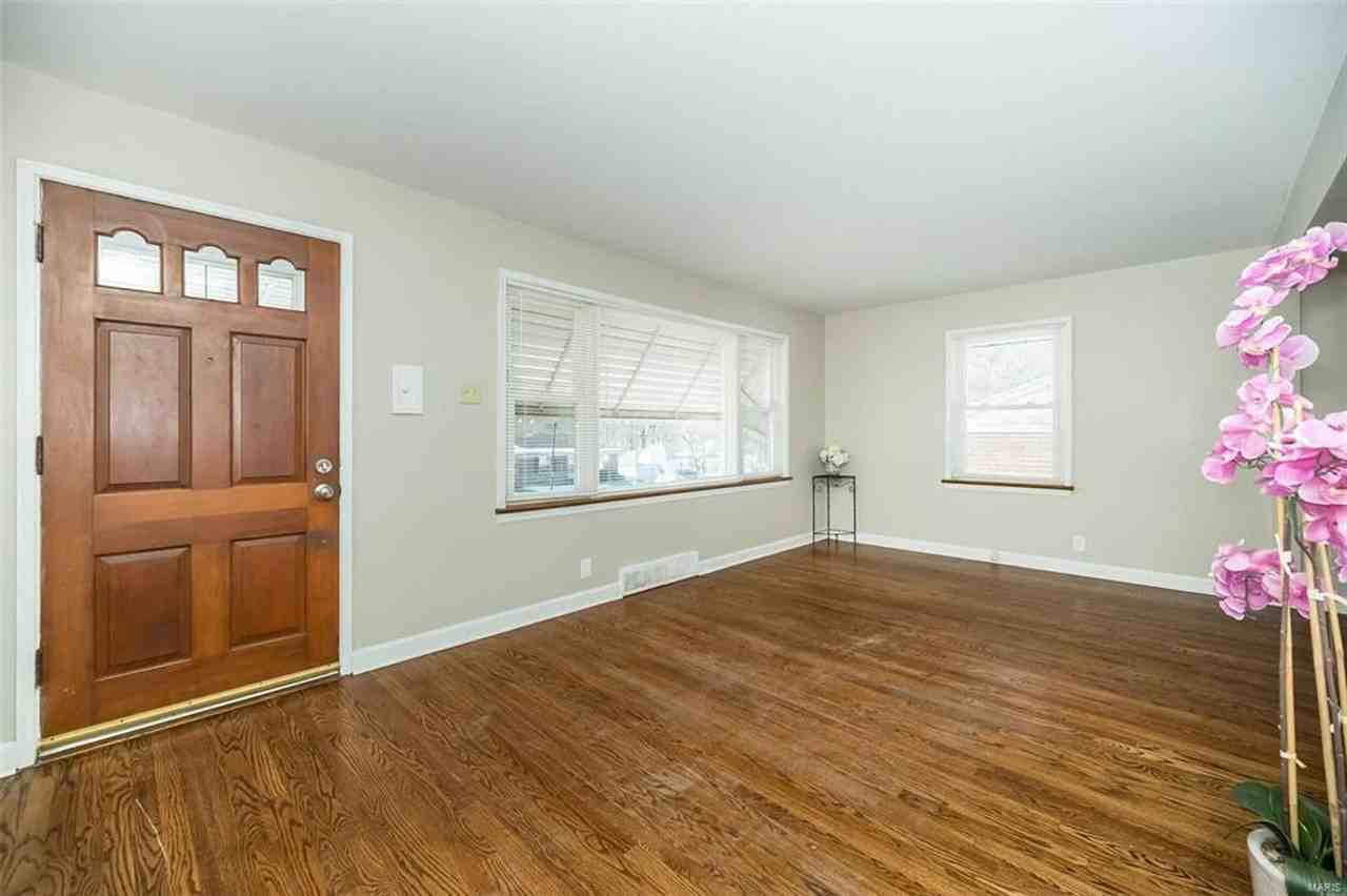 10104 Newbold Dr - Photo 3 of 18