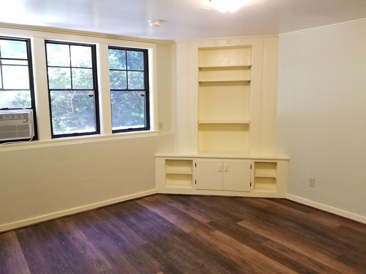 512 W 3rd St - Photo 7 of 31