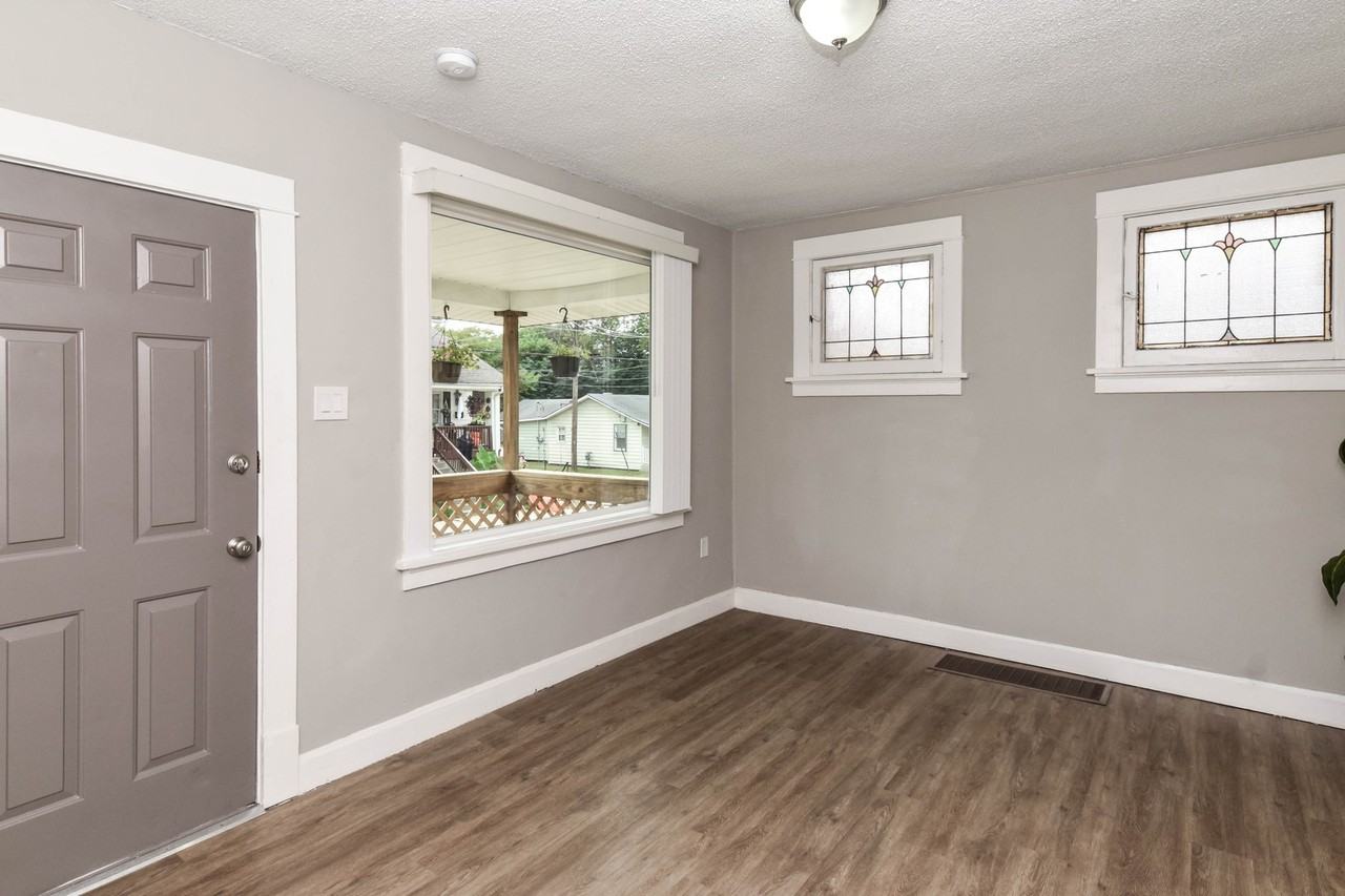 135 W Arlee Ave - Photo 3 of 12