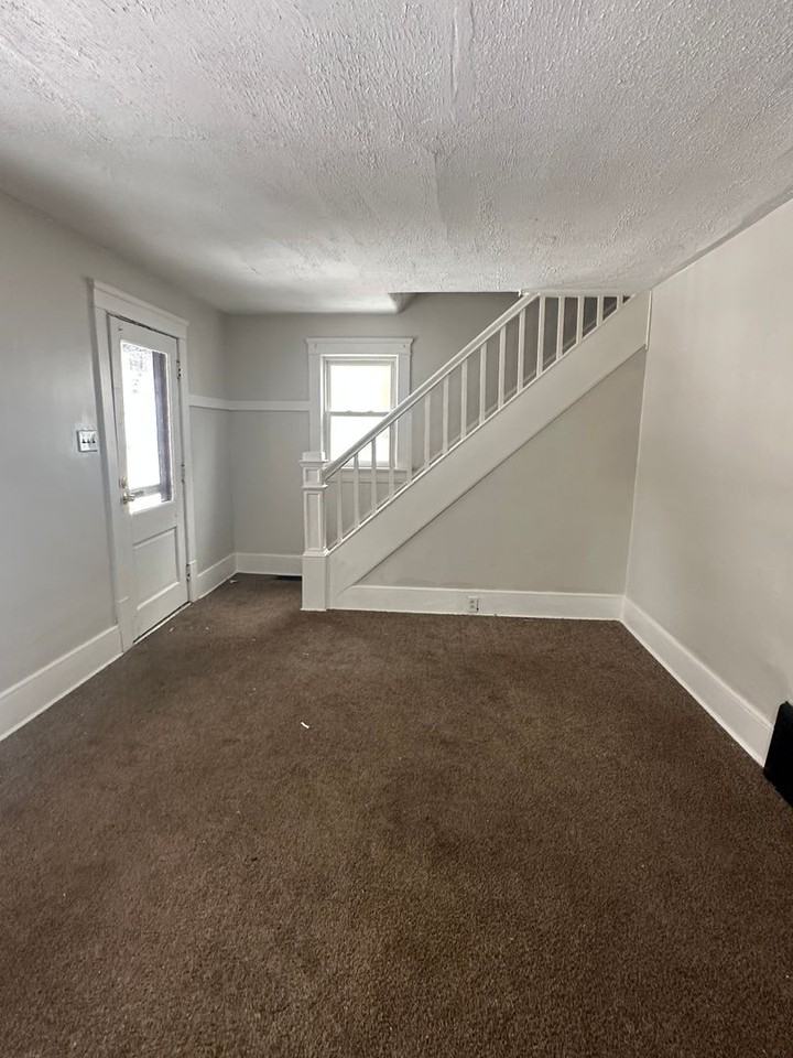 872 E Crosier St - Photo 5 of 9