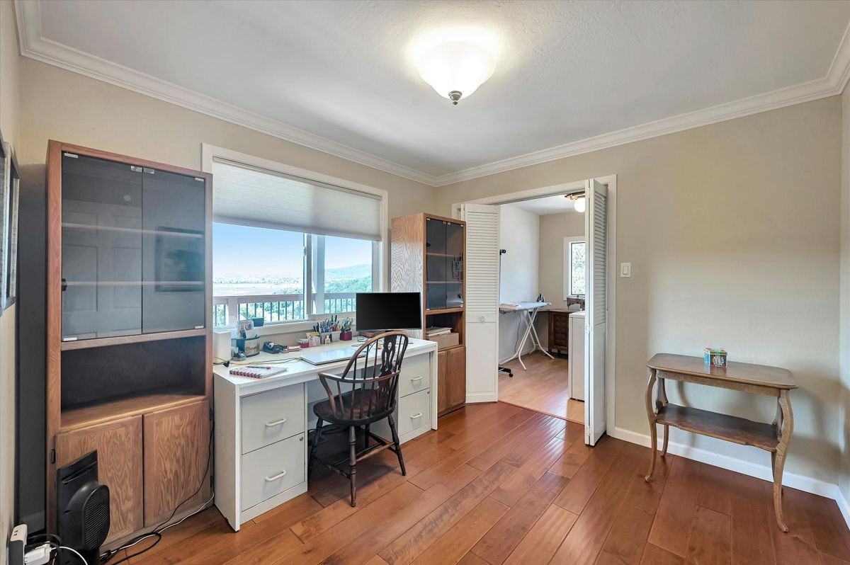 435 Grandview Ave - Photo 5 of 32