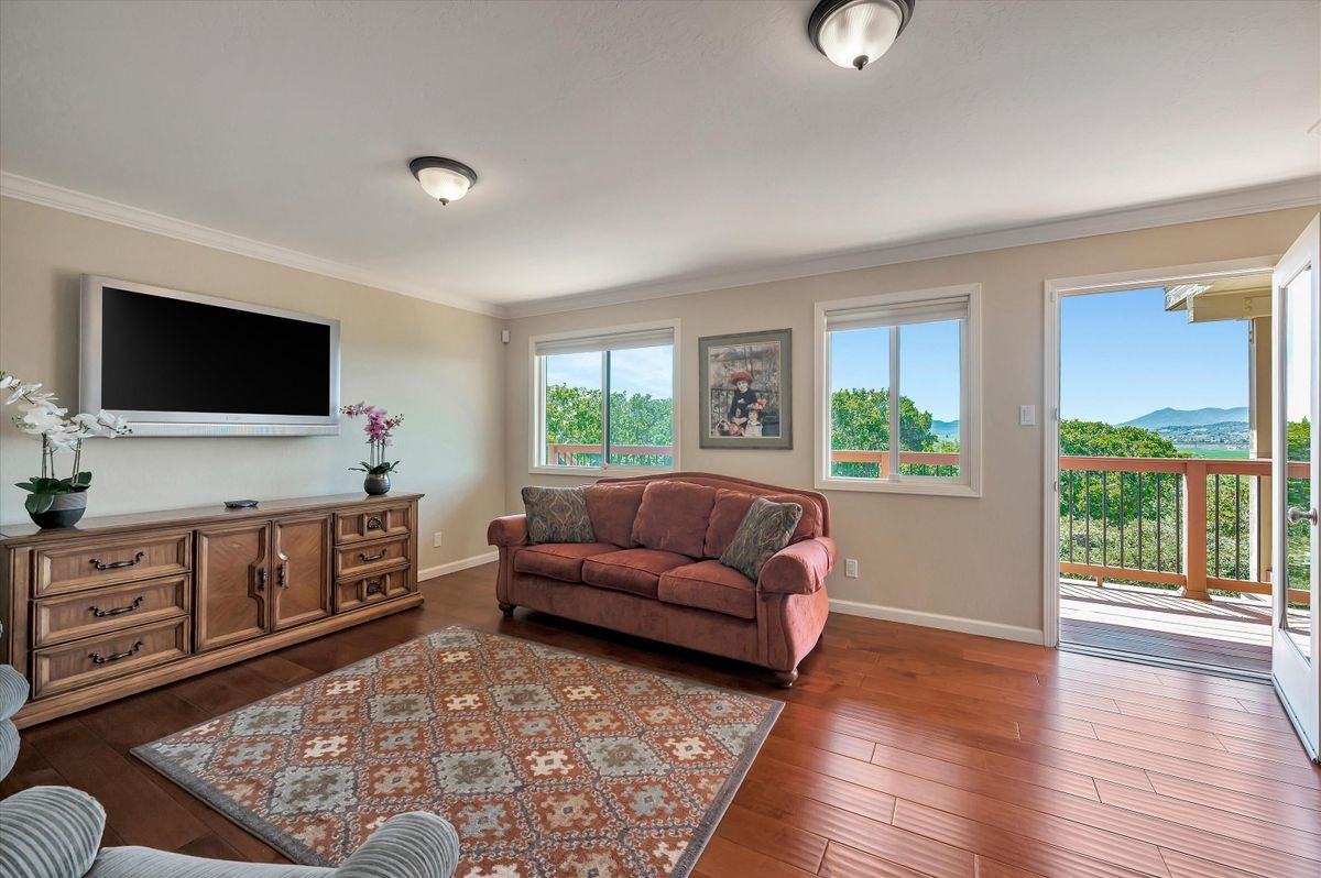 435 Grandview Ave - Photo 6 of 32