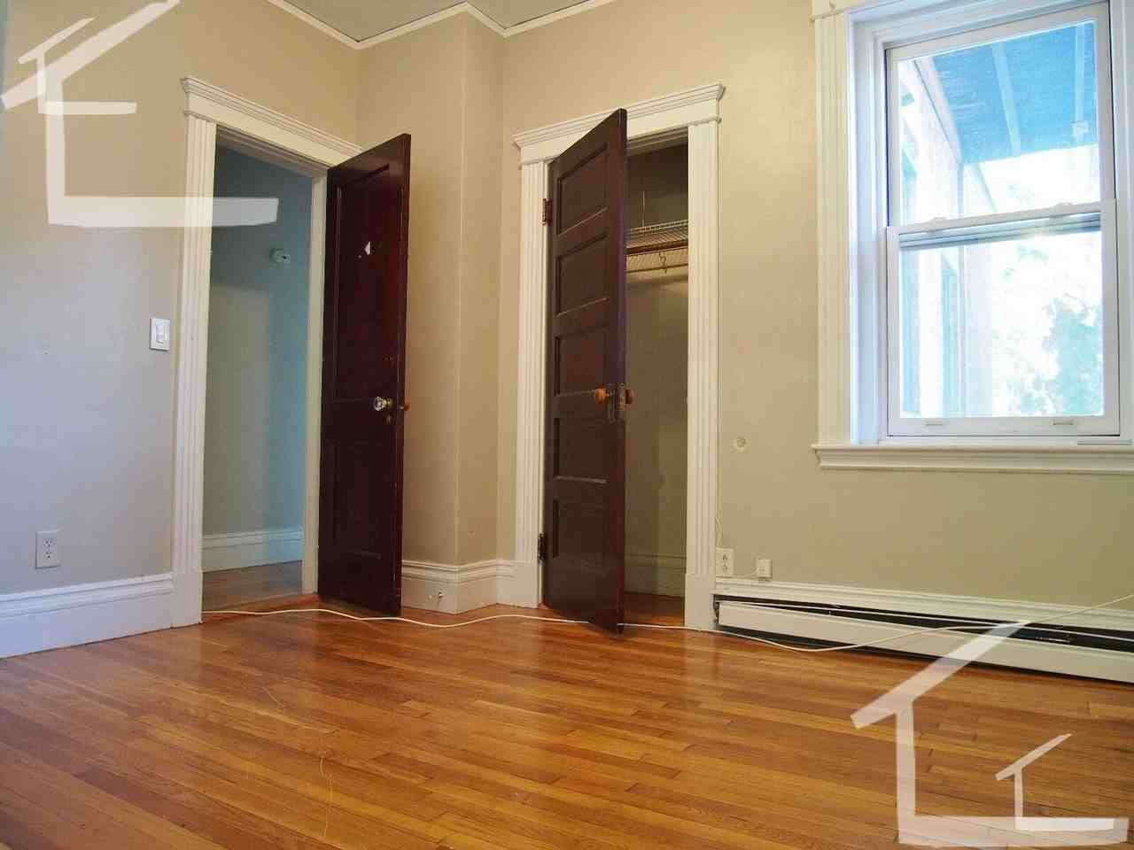 22 Euston St - Photo 2 of 10