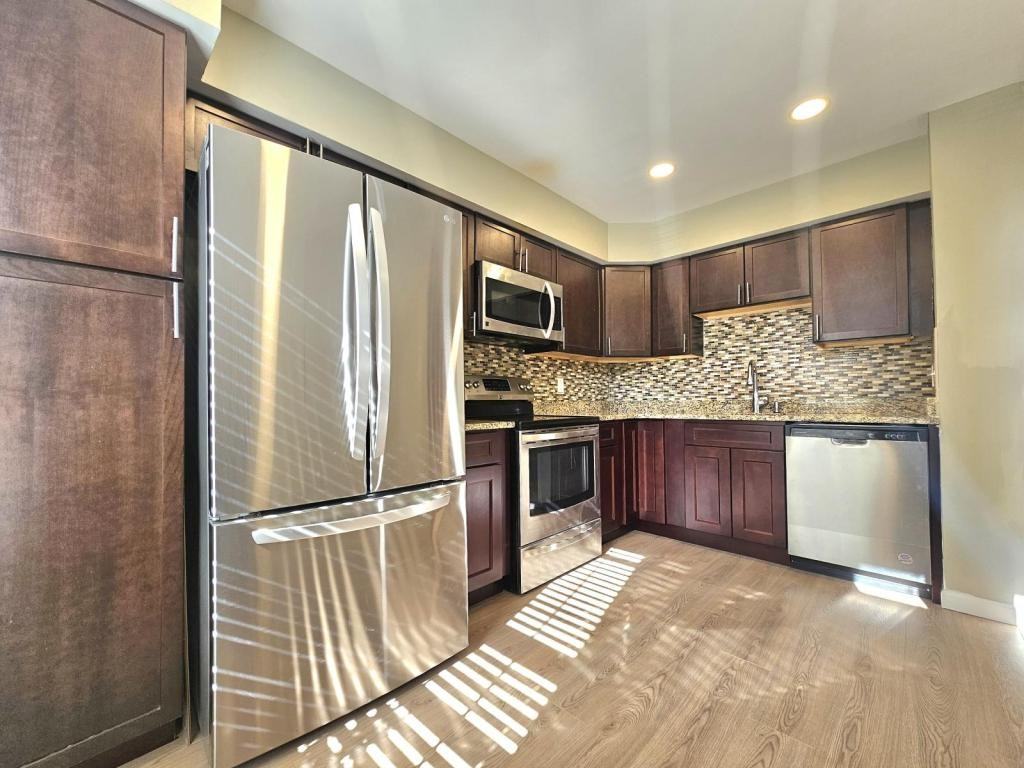7664 Northern Oaks Ct - Photo 3 of 27