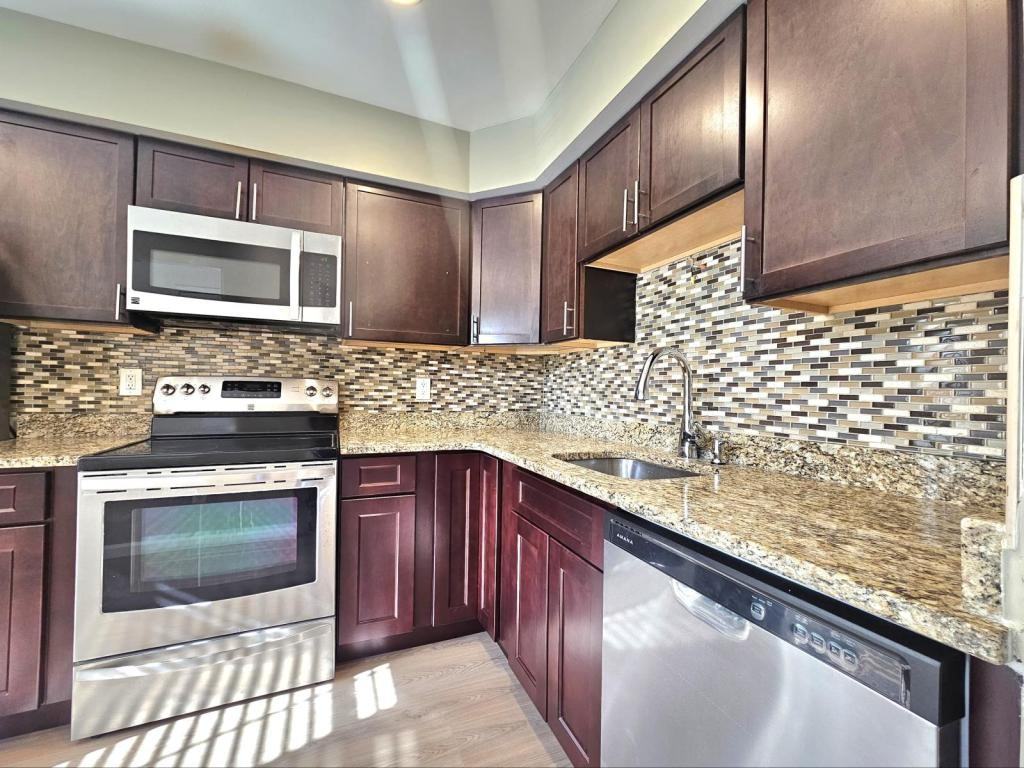 7664 Northern Oaks Ct - Photo 4 of 27