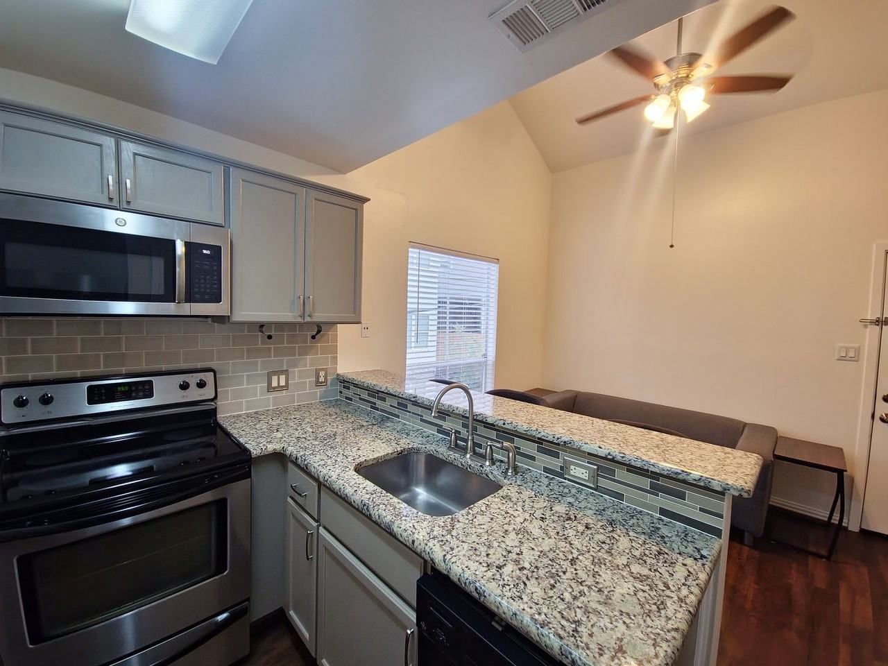 2313 Longview St - Photo 4 of 12