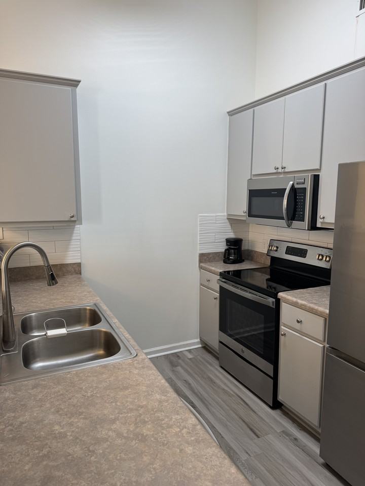 706 Avenue C #B - Photo 3 of 12