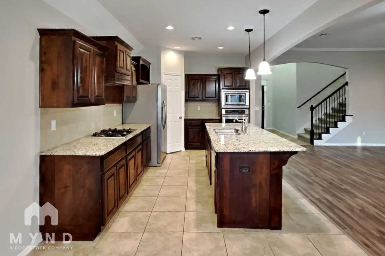 4405 N Oak Ave - Photo 2 of 29