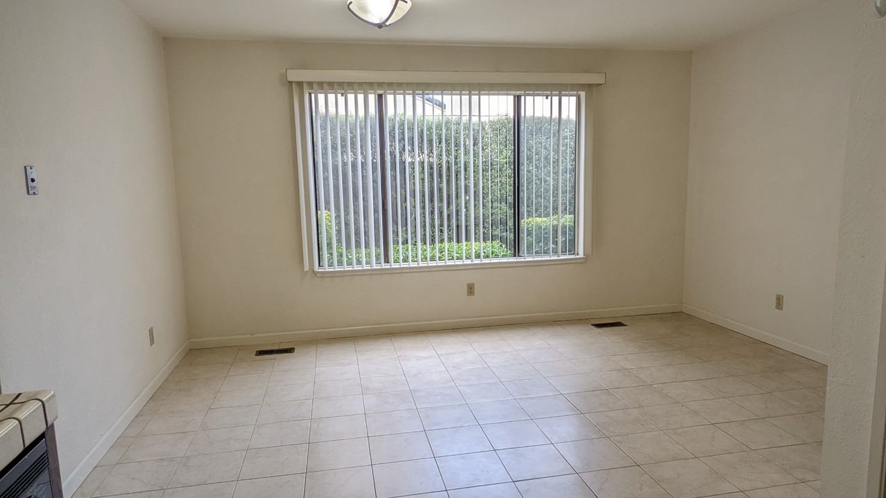 949 Courtland Ct #NA - Photo 4 of 9