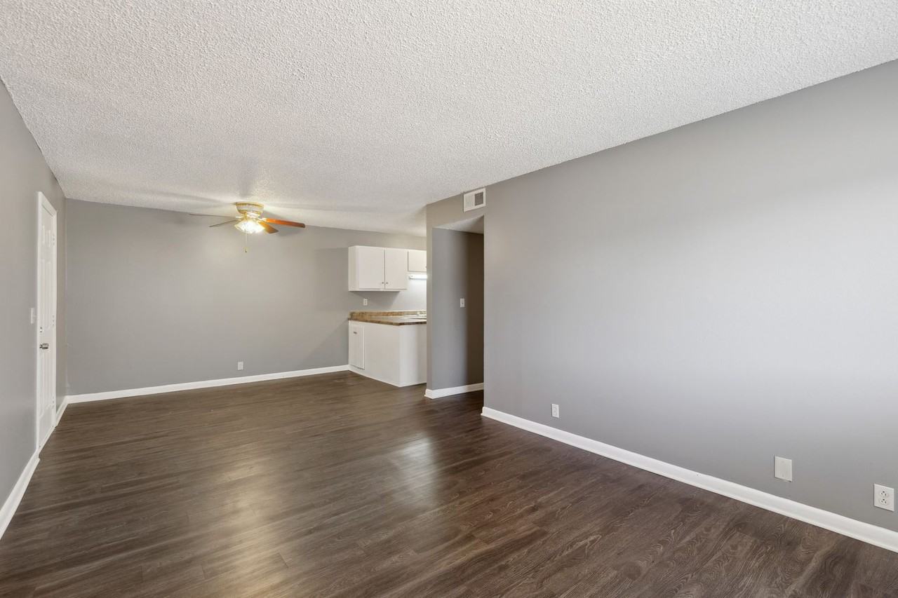 Manchester Arbors Apartments - Photo 4 of 19