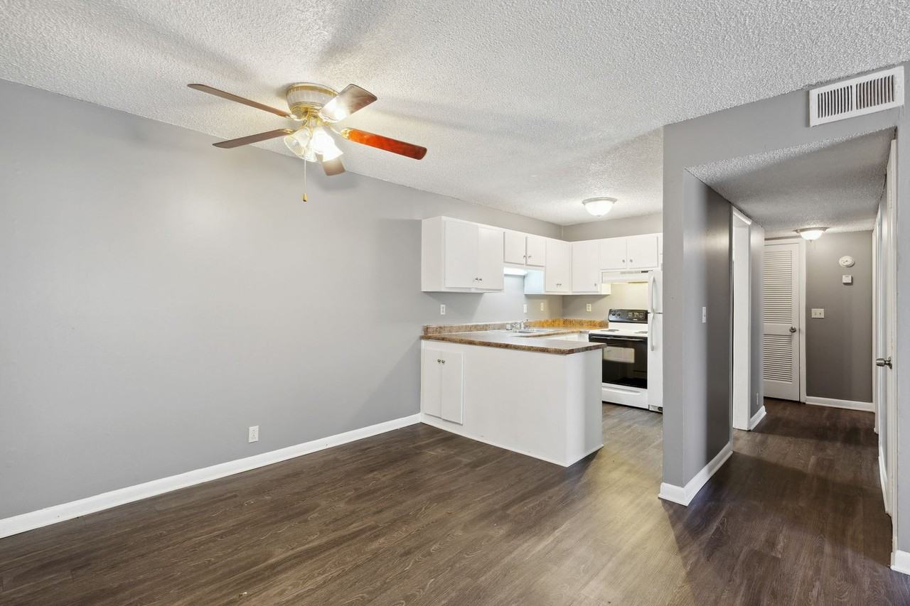 Manchester Arbors Apartments - Photo 5 of 19