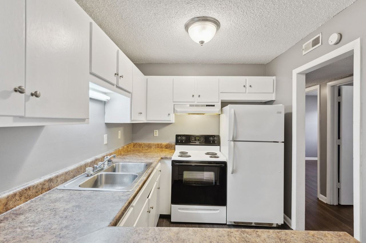 Manchester Arbors Apartments - Photo 6 of 19