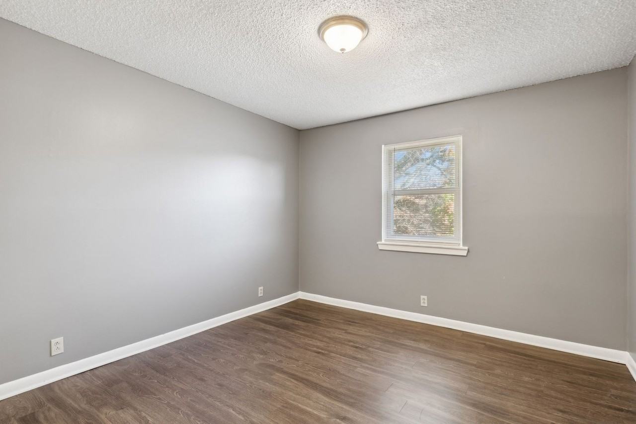 Manchester Arbors Apartments - Photo 7 of 19
