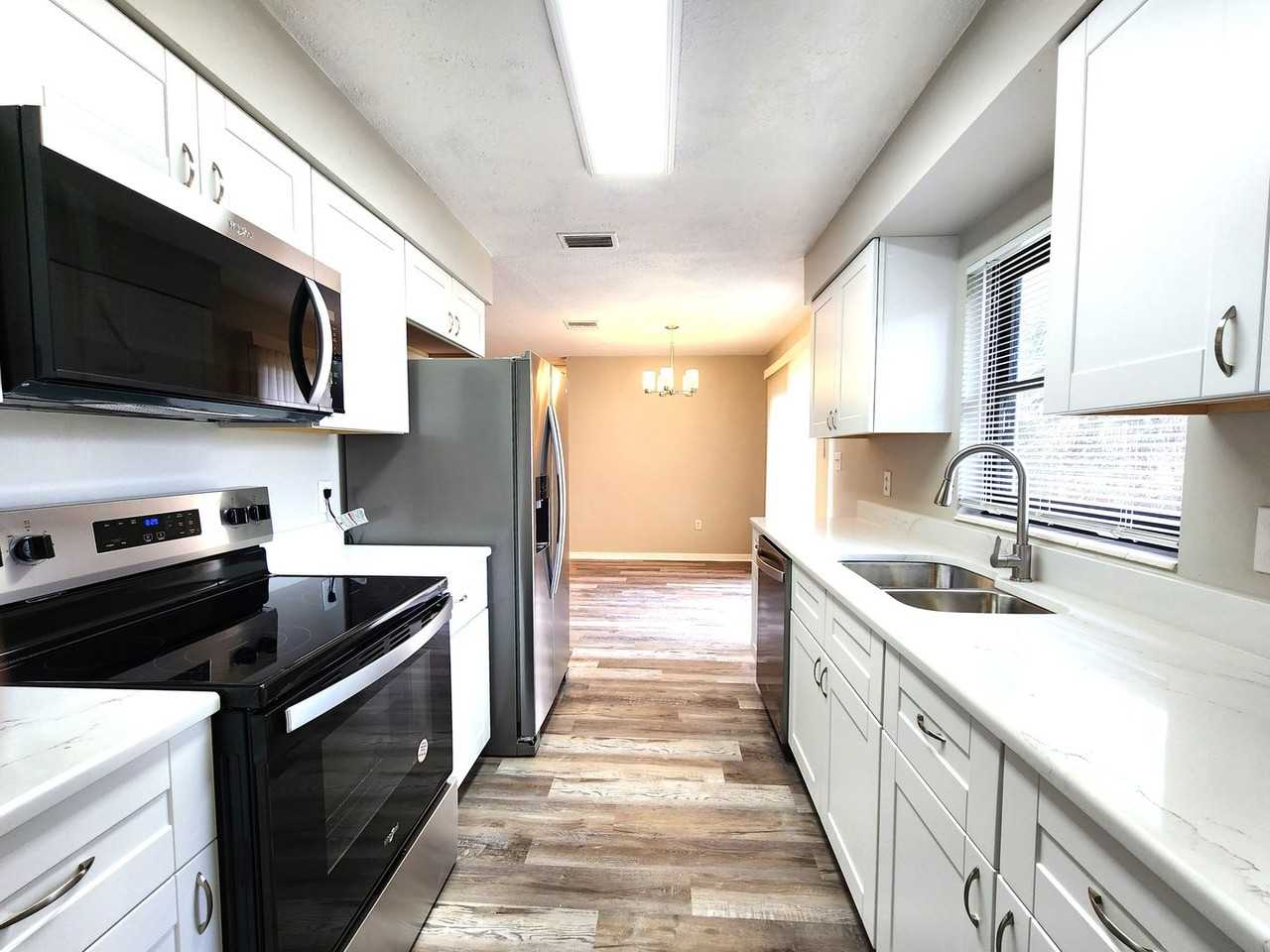 637 Doctors Dr - Photo 2 of 16