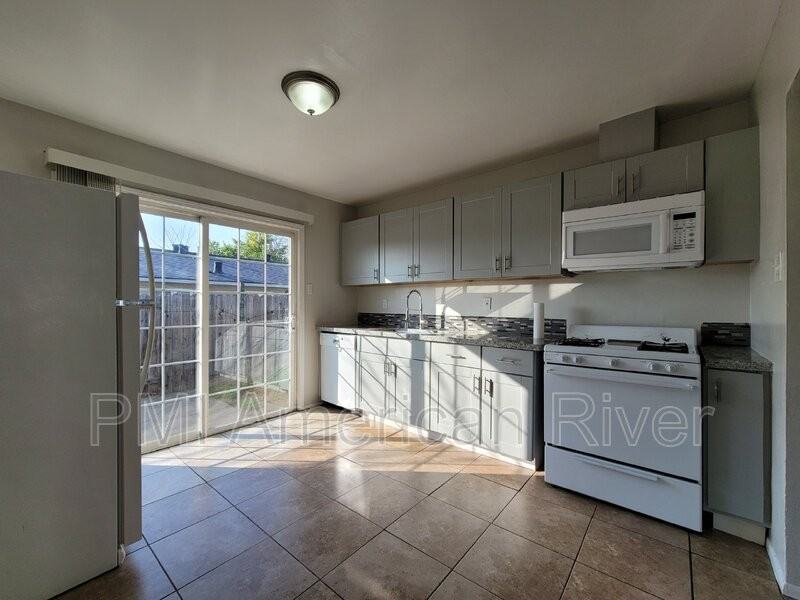 308 Hickory St - Photo 7 of 14