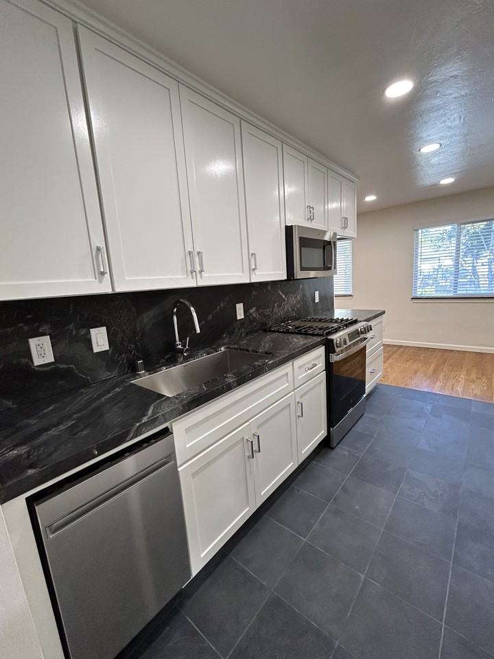 2235 Bonar St #H - Photo 2 of 11