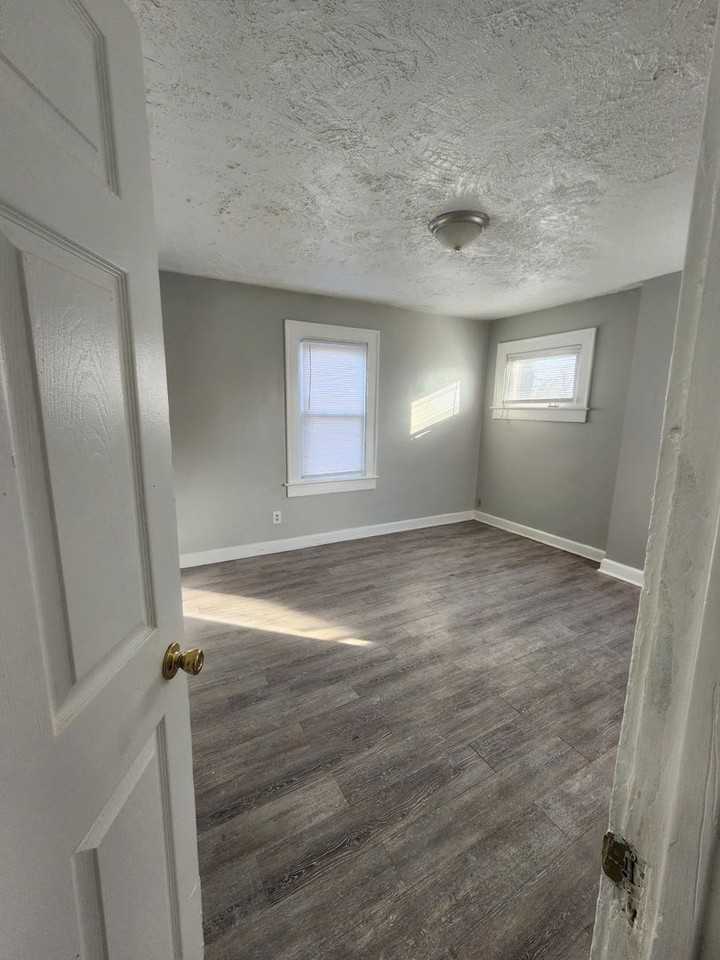 2248 N Harding St - Photo 5 of 9