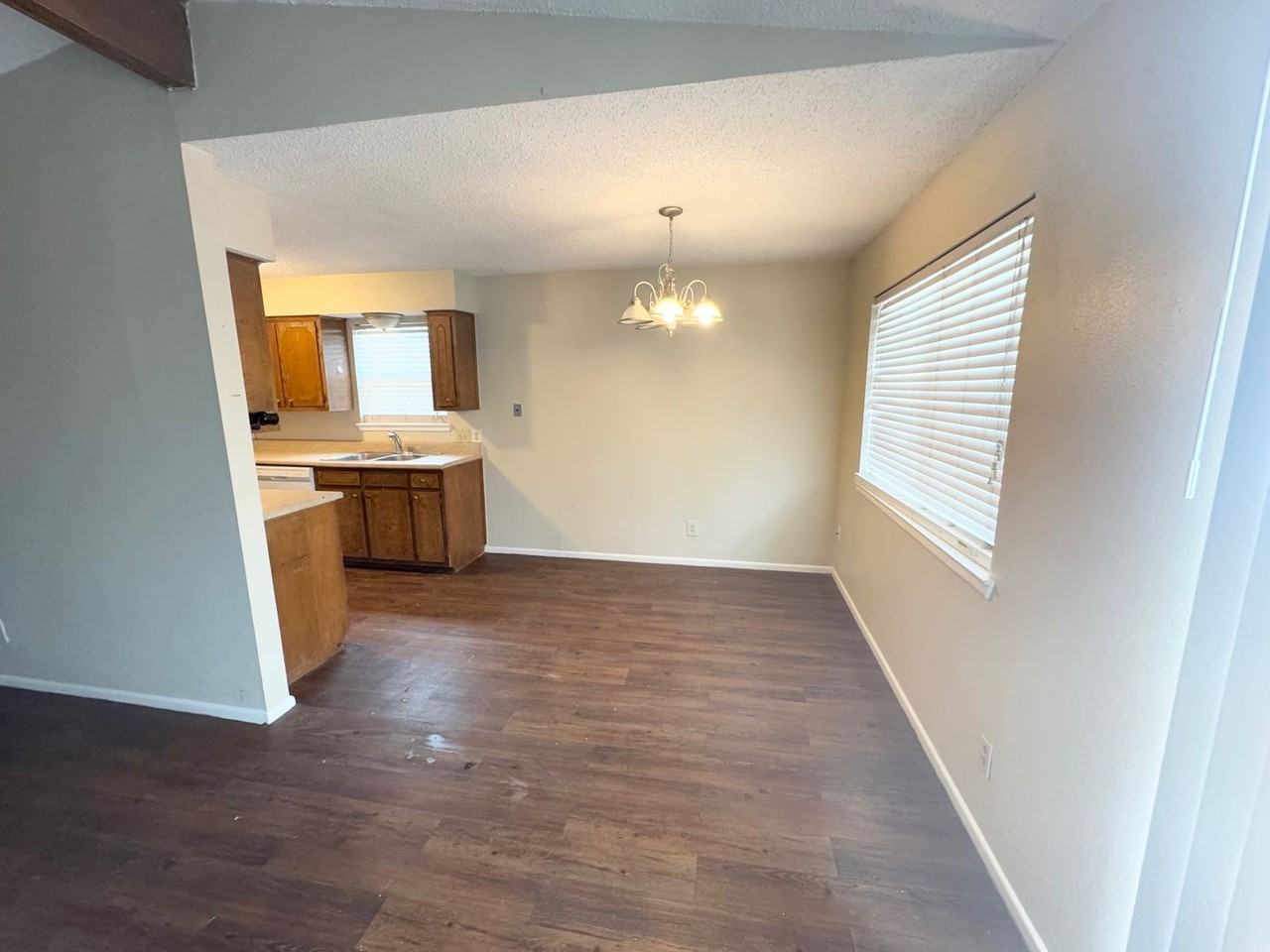 305 Rockylane Dr - Photo 3 of 10