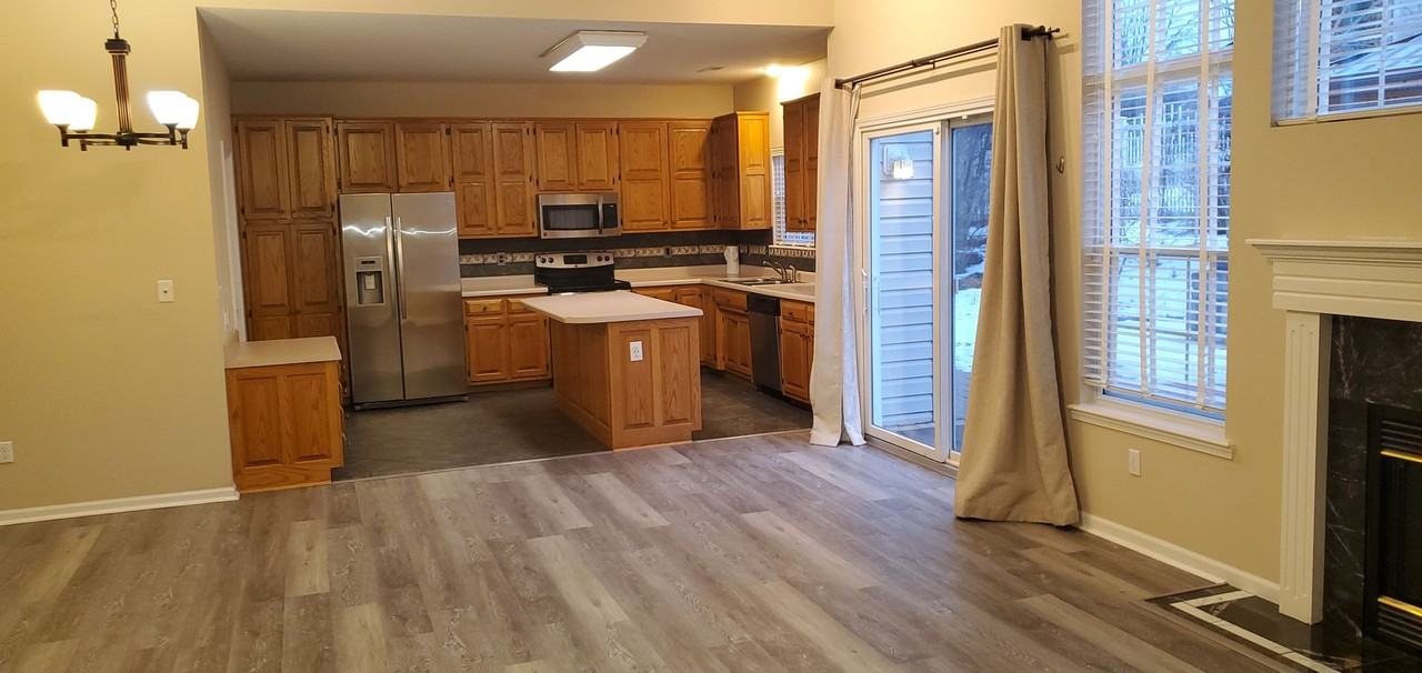 4200 Beach Pointe Dr - Photo 4 of 21