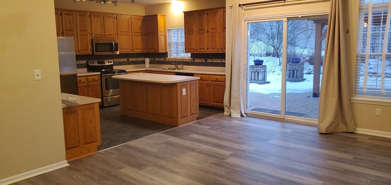 4200 Beach Pointe Dr - Photo 5 of 21