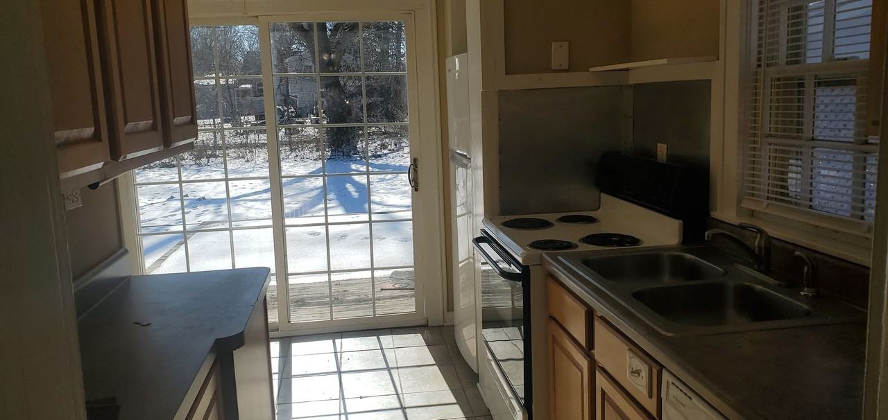 808 Broadhead St - Photo 5 of 15