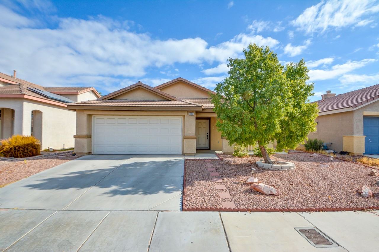 2300 Steinke Ln - Photo 2 of 18