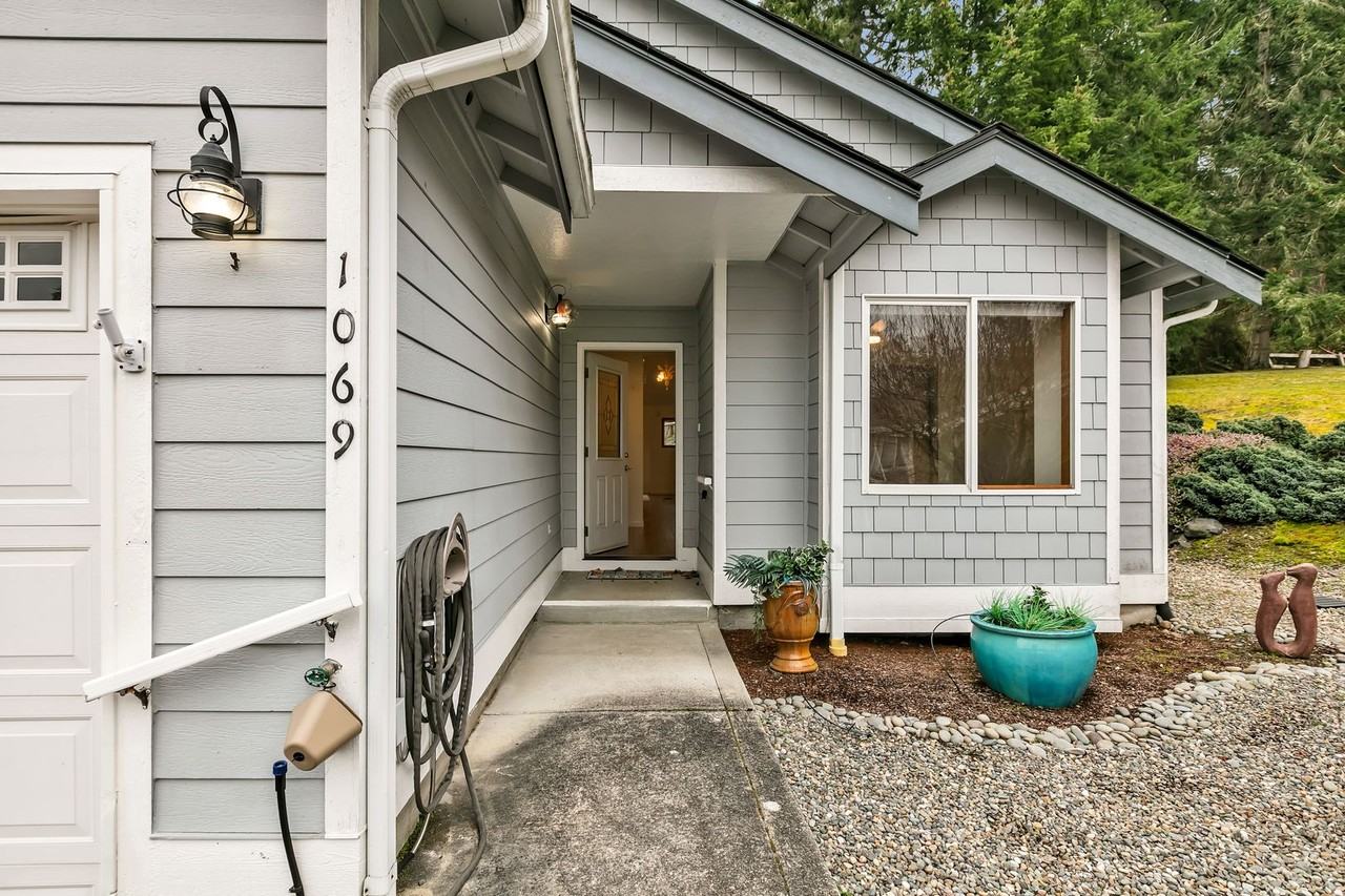 1069 5th St - Photo 3 of 24