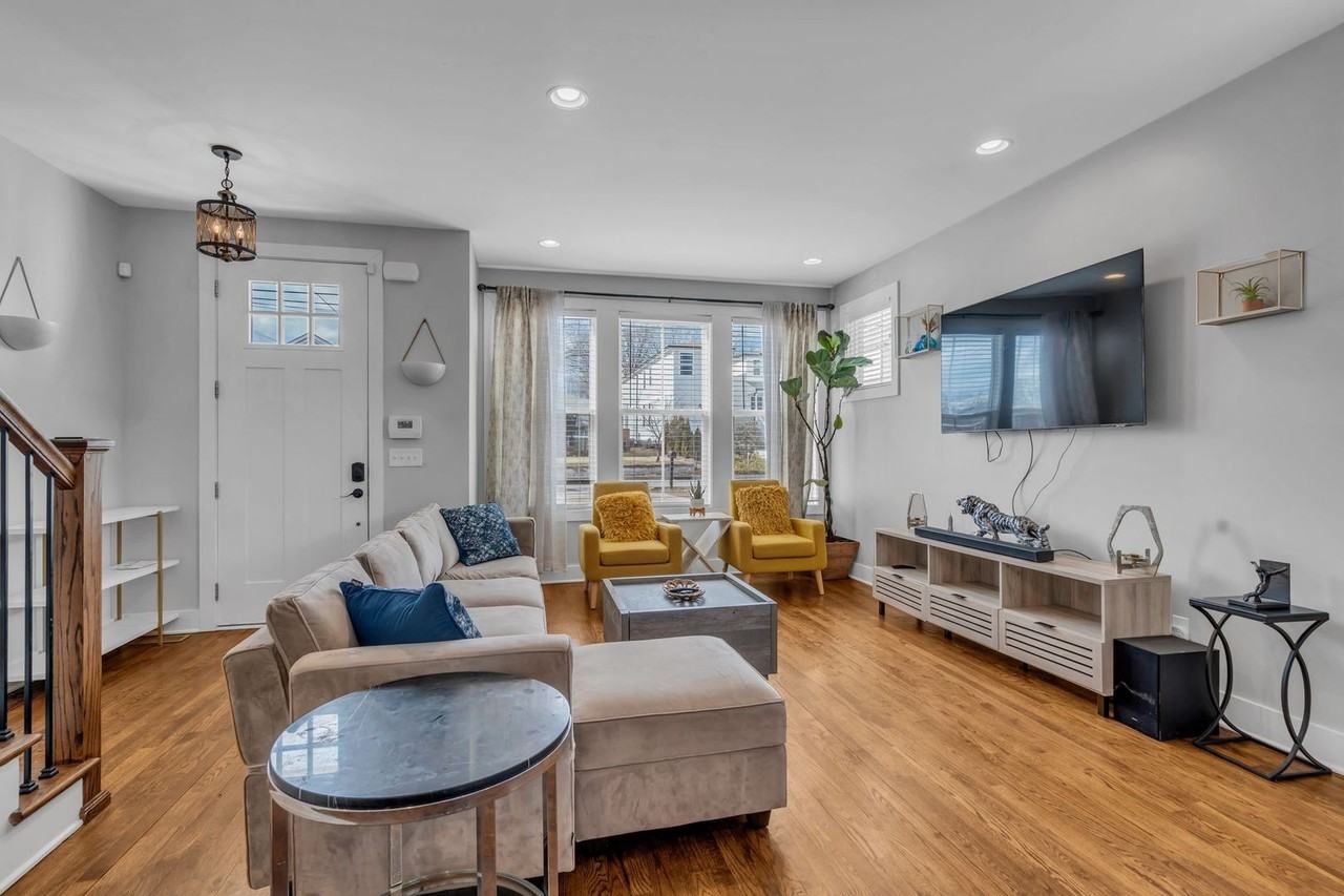 2143A Burns St - Photo 4 of 28