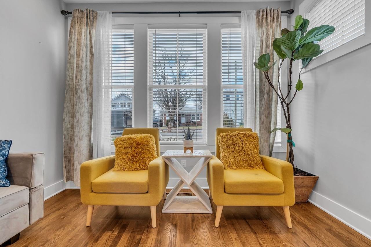 2143A Burns St - Photo 5 of 28