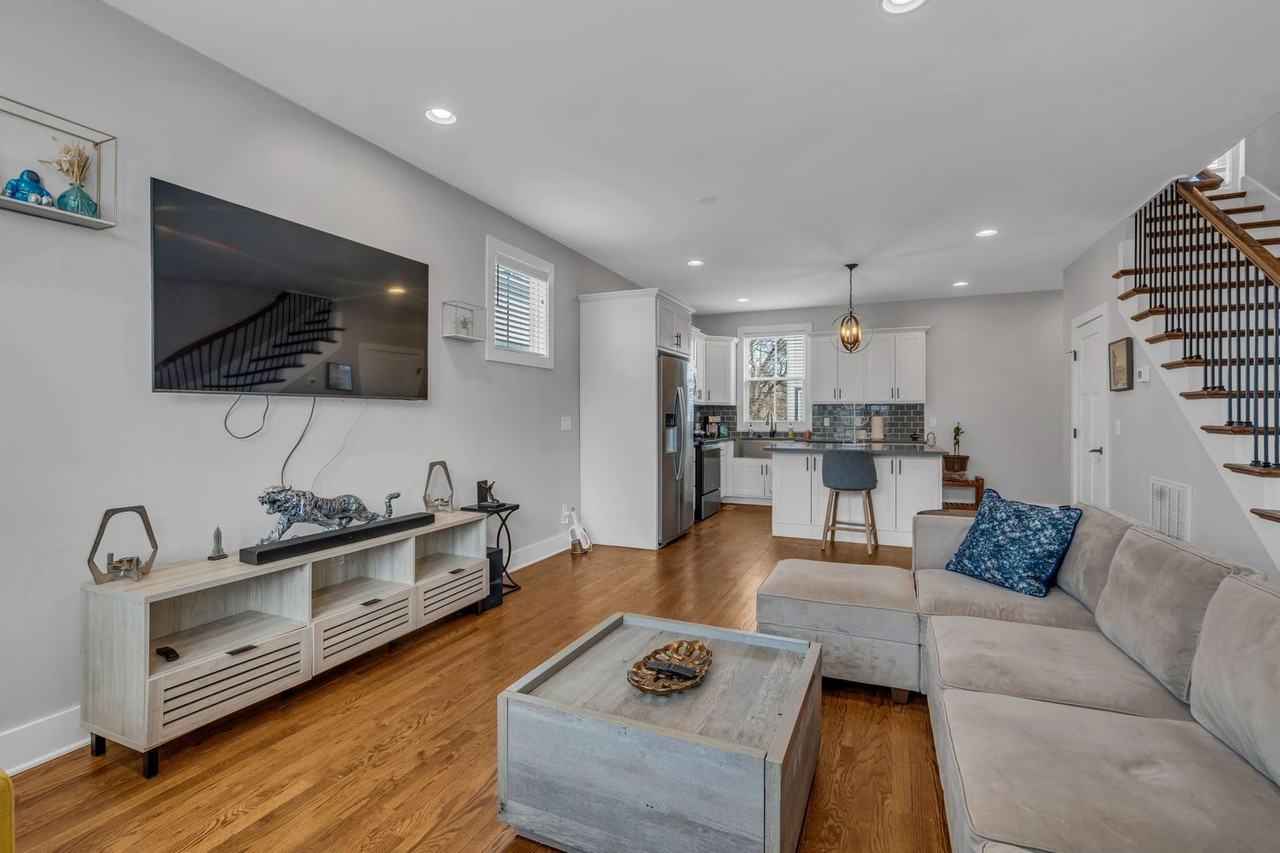 2143A Burns St - Photo 6 of 28