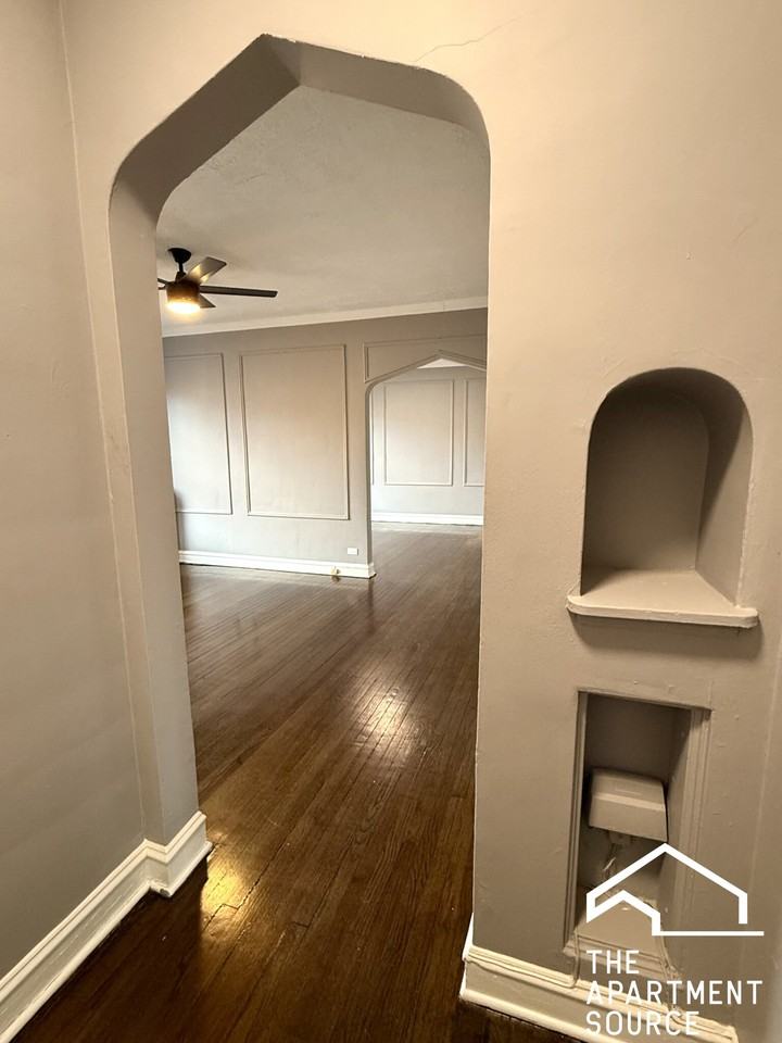 5246 S Drexel Ave #2E - Photo 2 of 10
