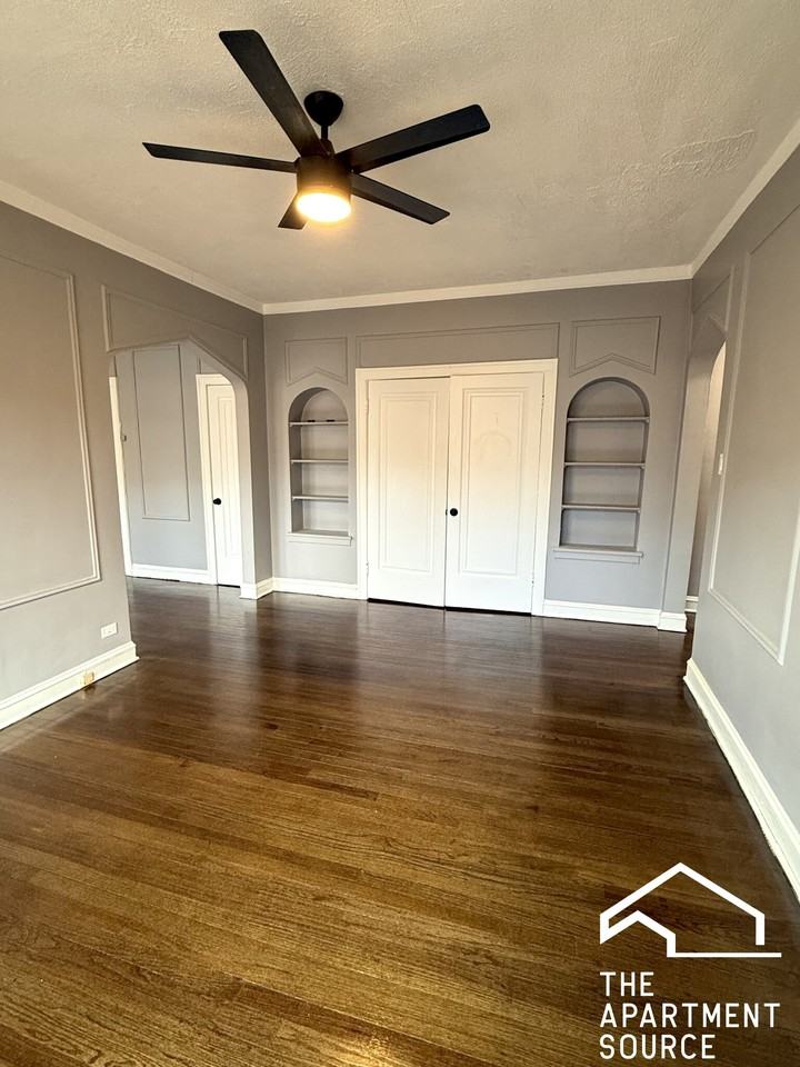 5246 S Drexel Ave #2E - Photo 3 of 10