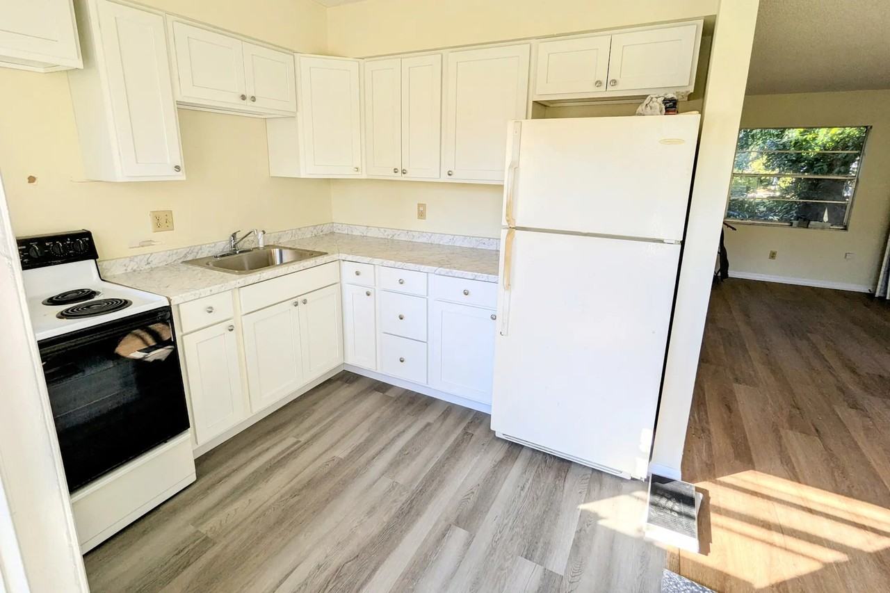 1110 N Hampton Ave - Photo 2 of 8