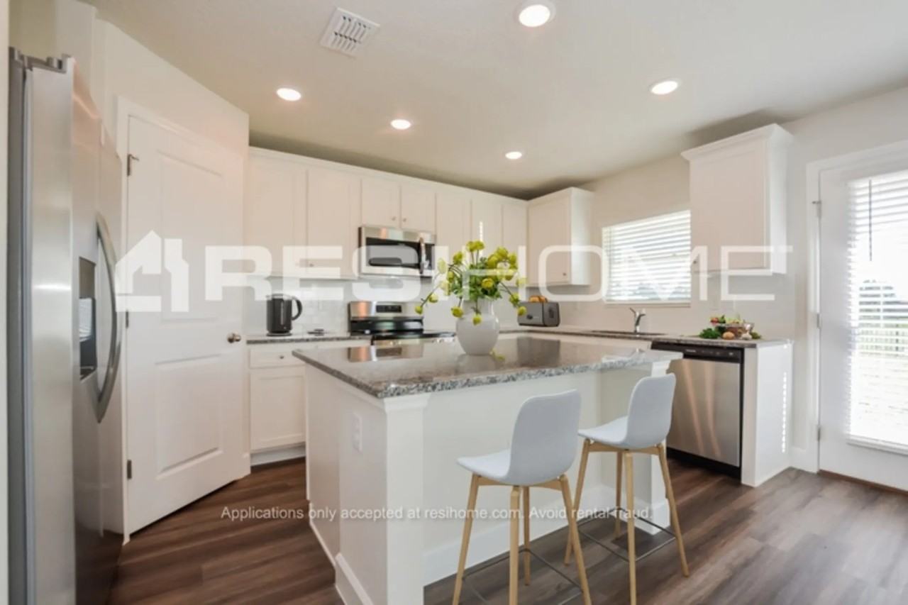 5270 Inglewood Dr - Photo 3 of 16