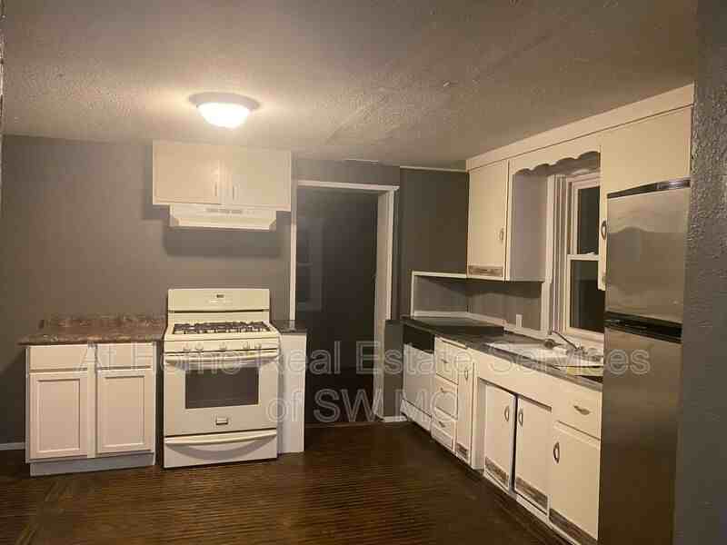 518 W Mchenry St - Photo 2 of 19