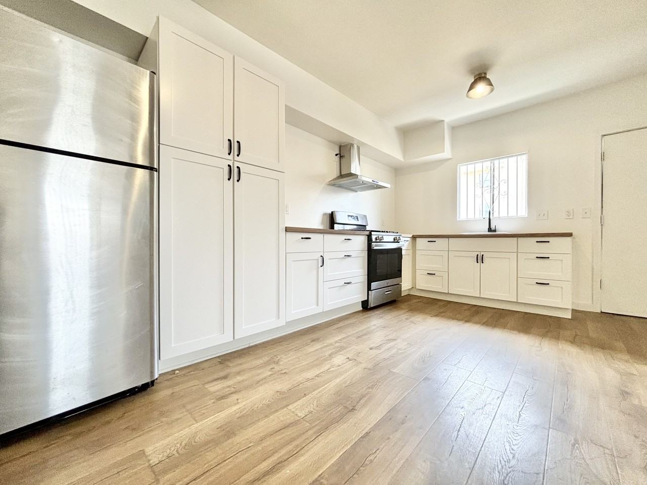 1823 Sichel St #6 - Photo 3 of 13