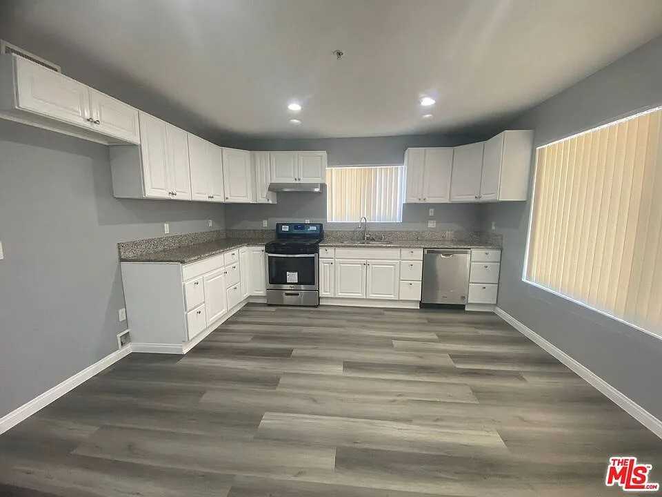 1423 Centinela Ave #B - Photo 3 of 9